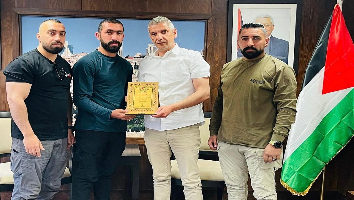 أبو الحمص يستقبل في مكتبه عائلة الشهيد 